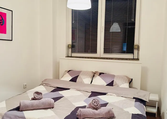 Urban Living, Modern In The Center Of With Wi-fi, Air Conditioning And Free Parking